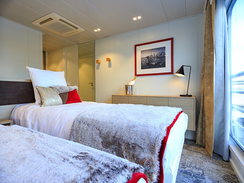 Middle Deck 2 Adjustable Twin Beds CAT. B